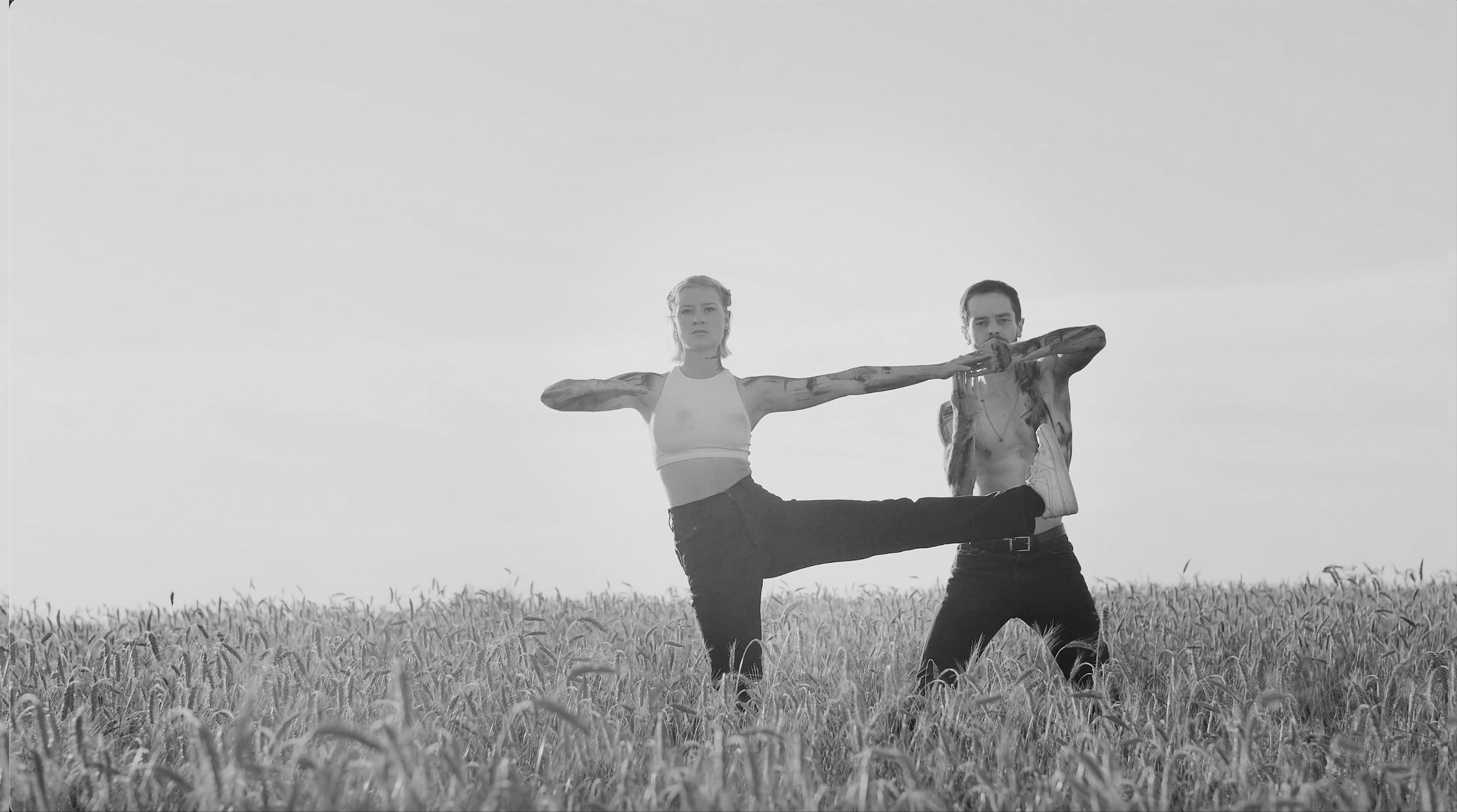 Denis Inghelbrecht & Yamuna Huygen in a grain field