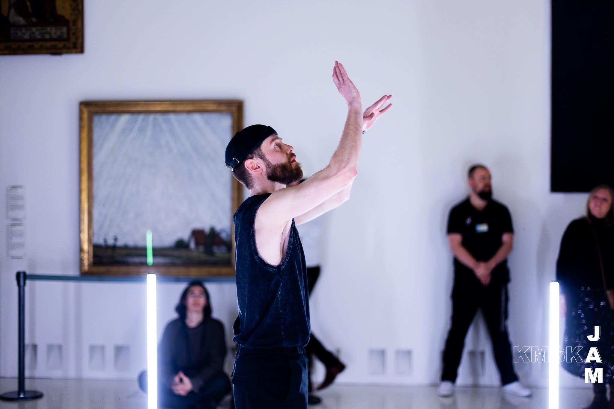 Denis performing during the collaboration with KMSKA