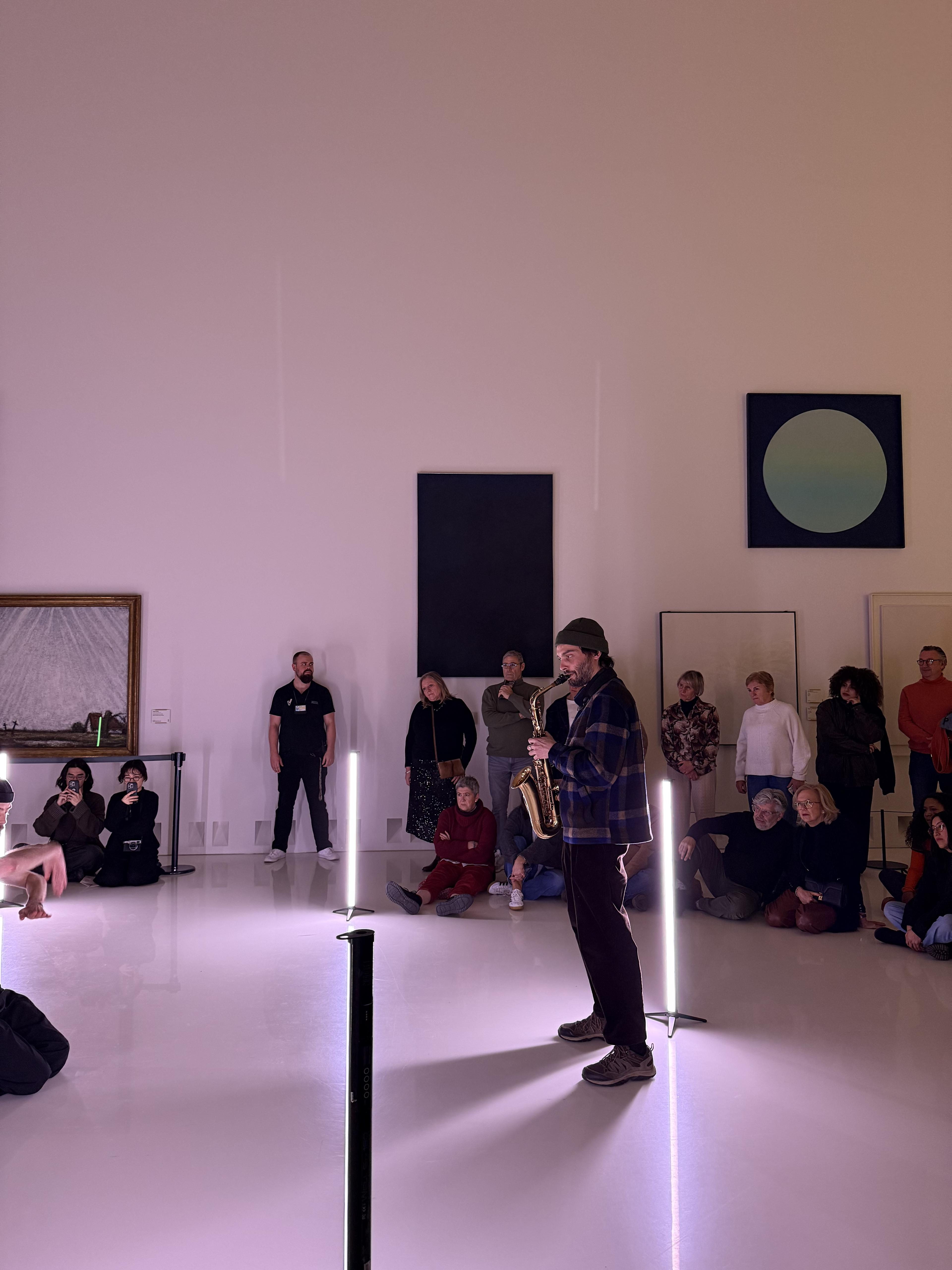 Maxime Dereux playing the saxophone during the performance in KMSKA