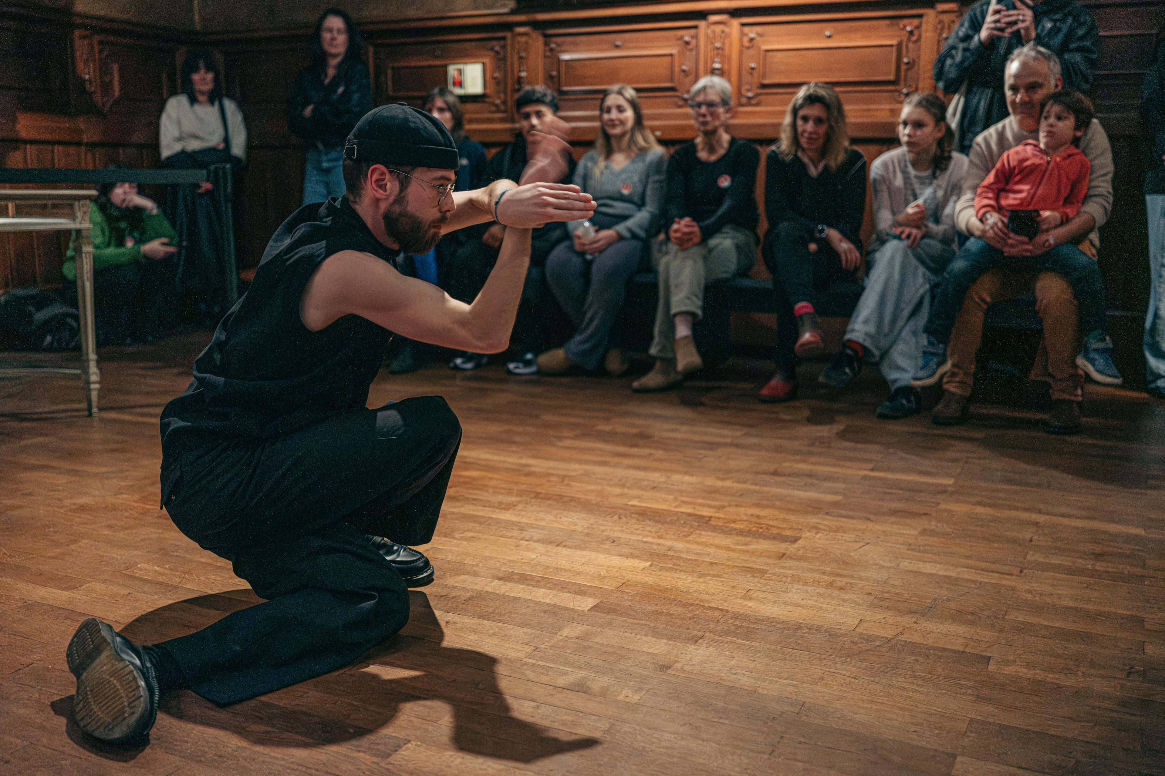 Denis Inghelbrecht performing in museum mayer van den bergh