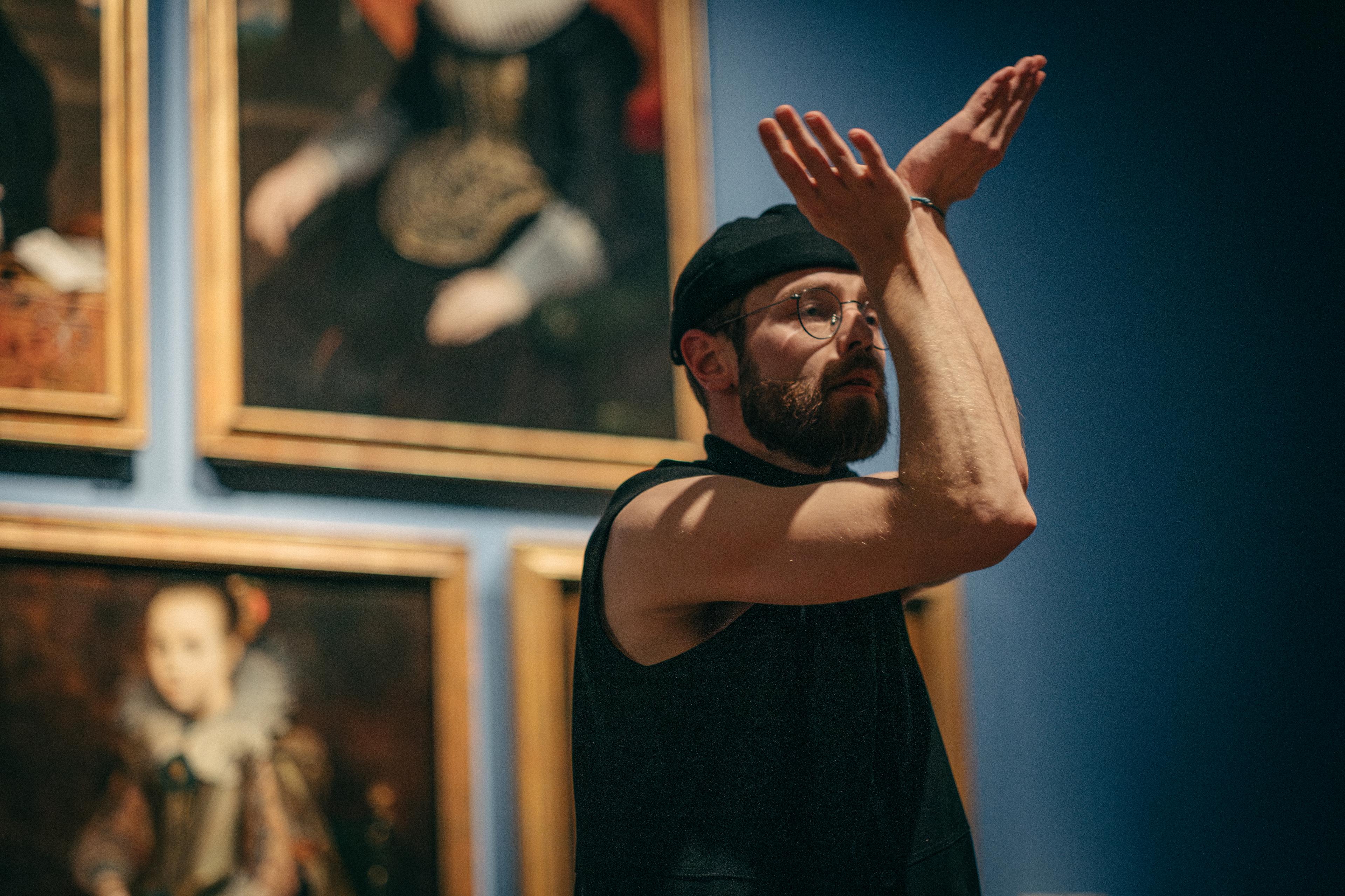 Denis Inghelbrecht performing in museum mayer van den bergh