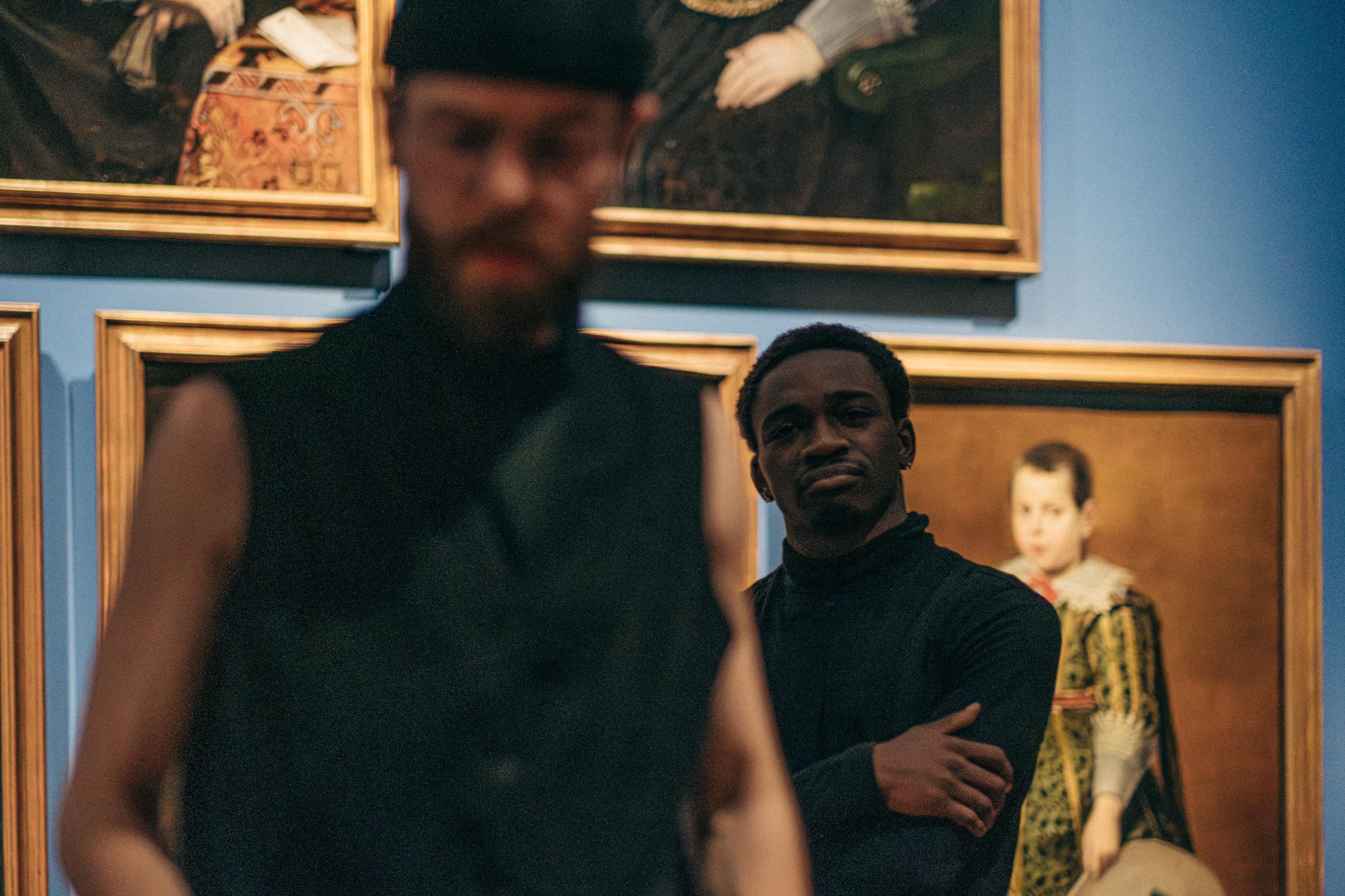 Denis Inghelbrecht and Manu Mpasi performing in museum mayer van den bergh