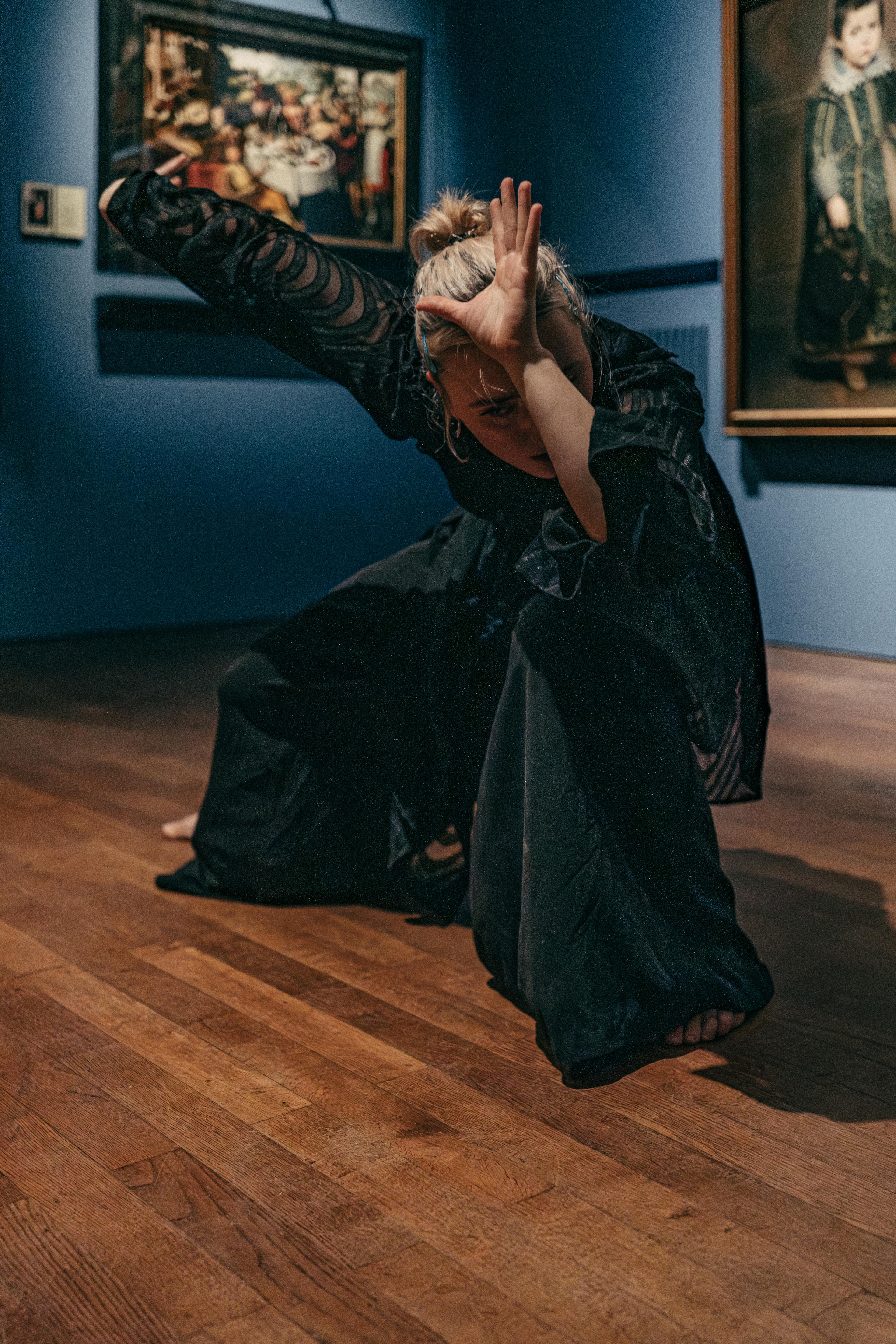 Fleur De Decker performing in museum mayer van den bergh