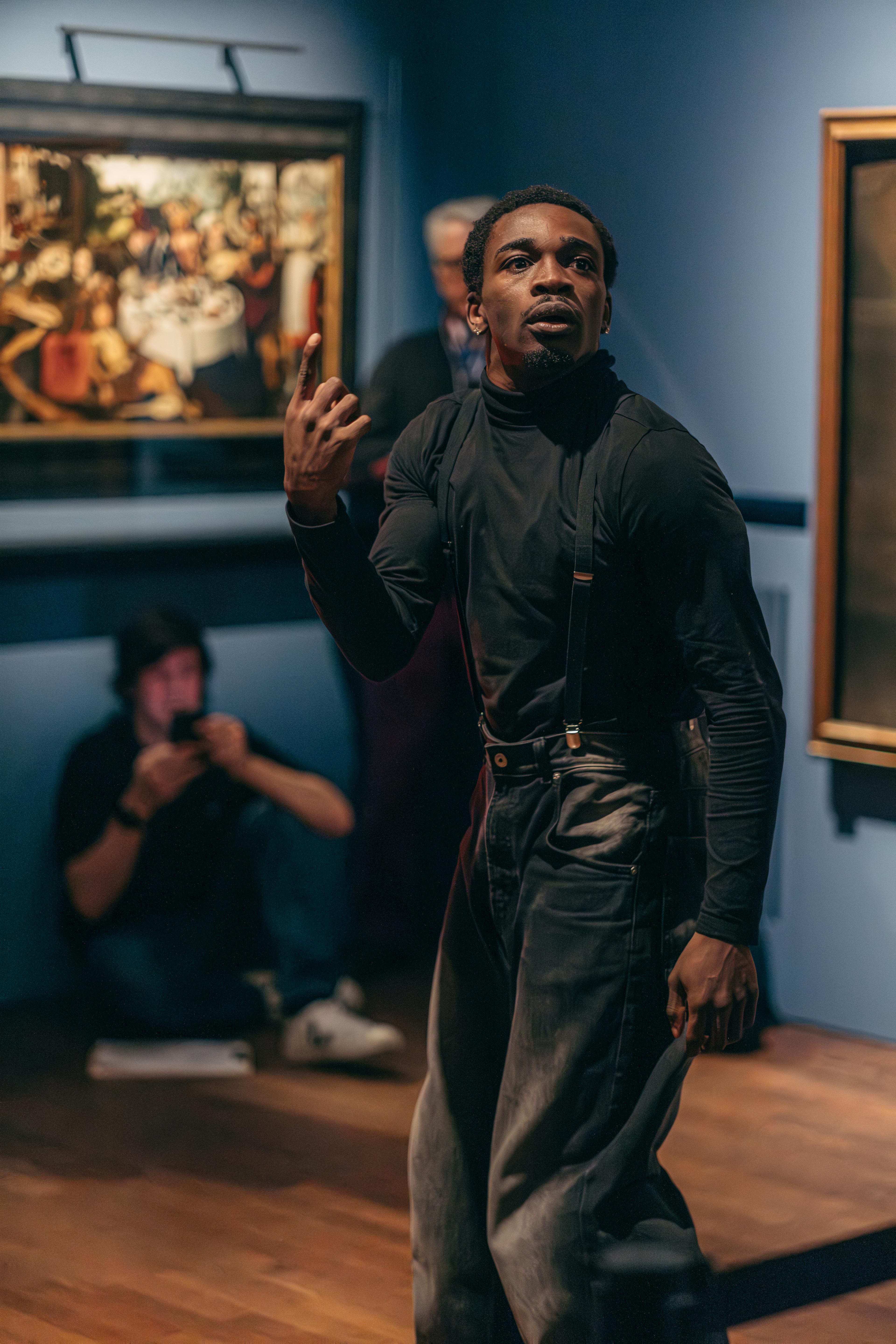 Manu Mpasi performing in museum mayer van den bergh