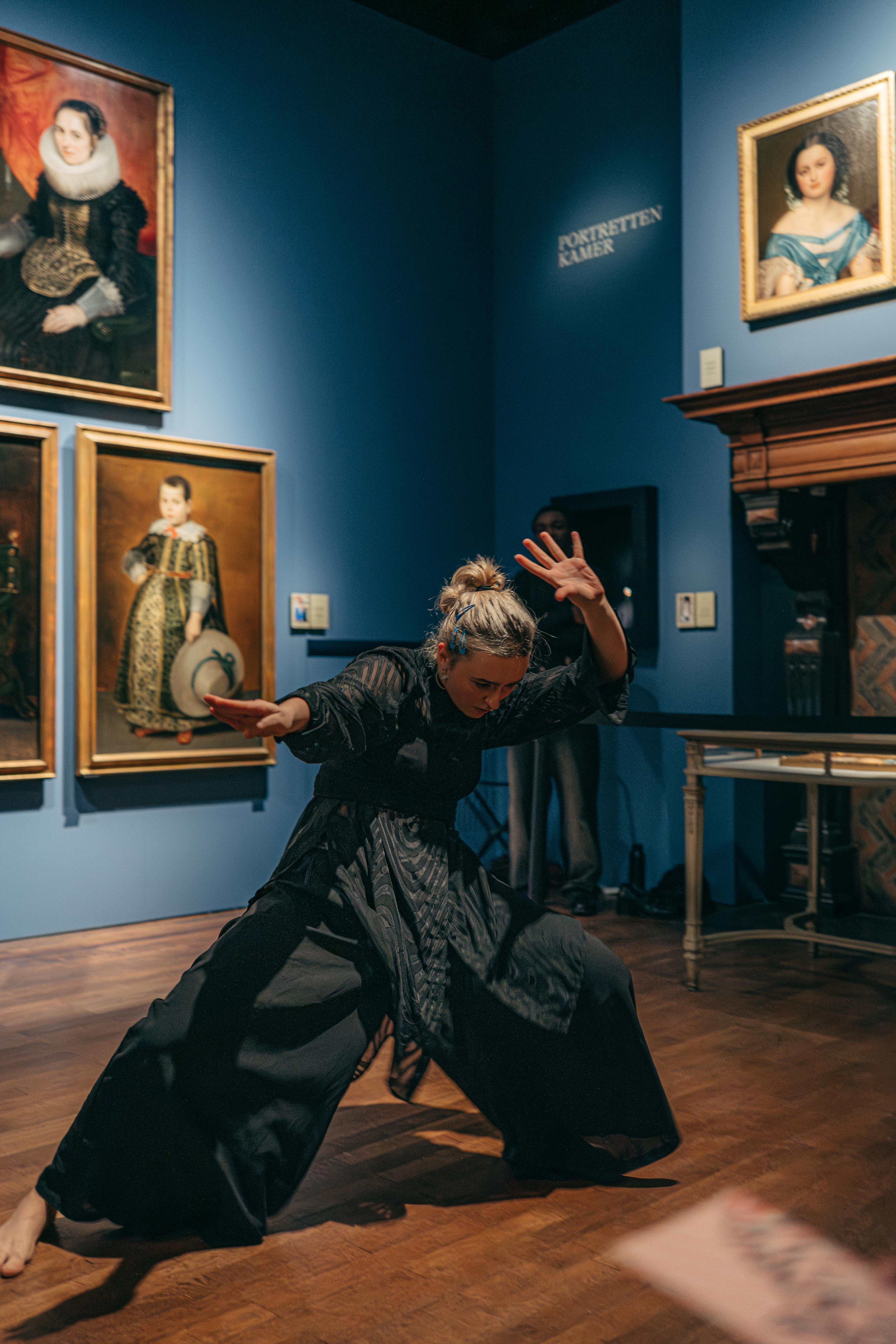 Fleur De Decker performing in museum mayer van den bergh