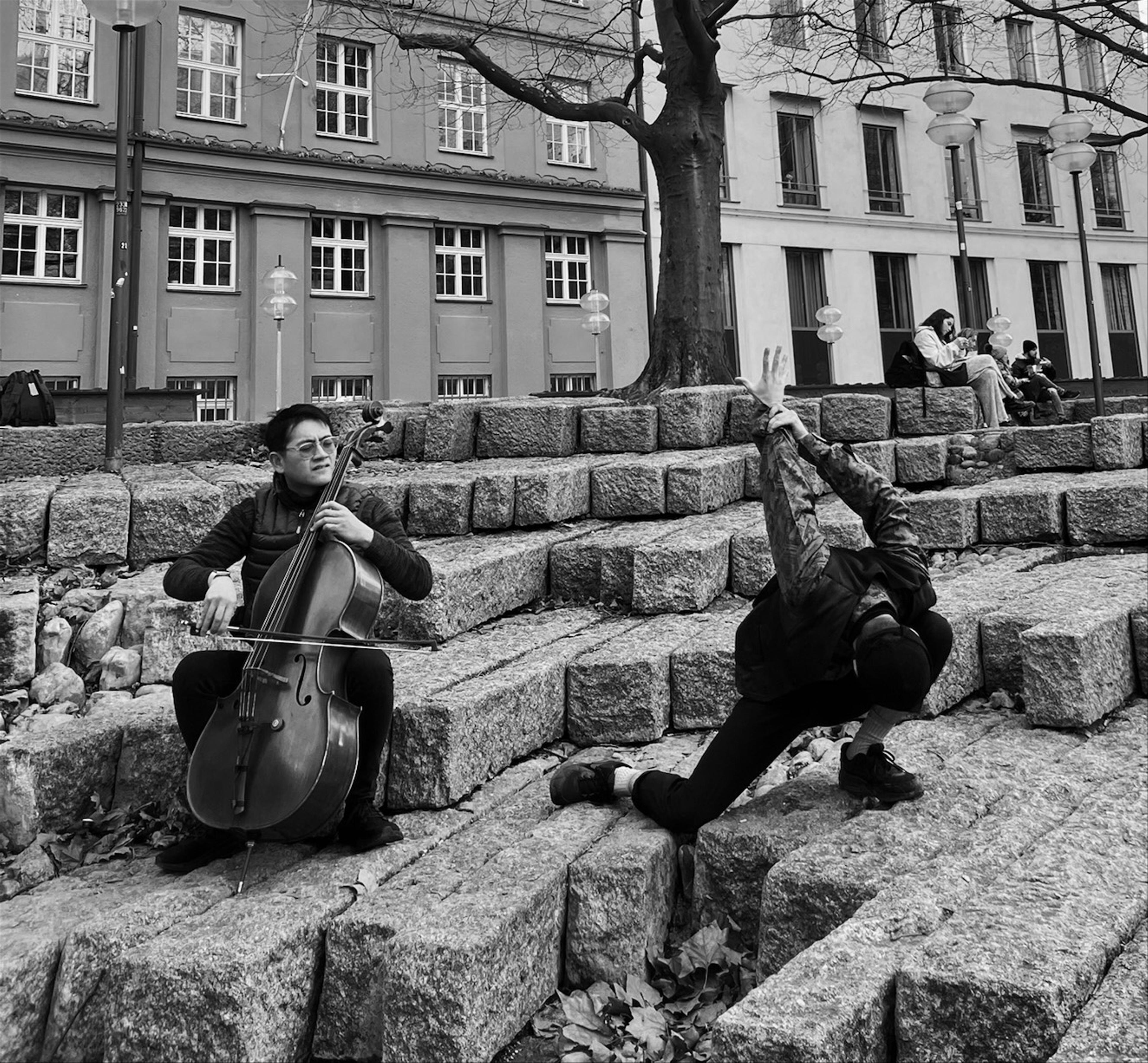 Nathan Chan and Denis Inghelbrecht performing the Swan in the streets of Munich